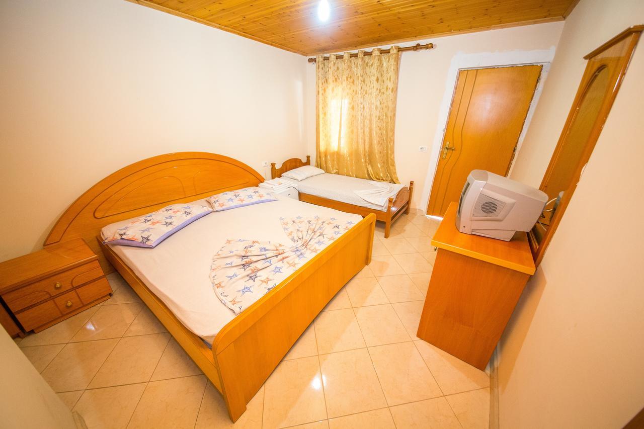 Isi Rooms Vlorë Esterno foto