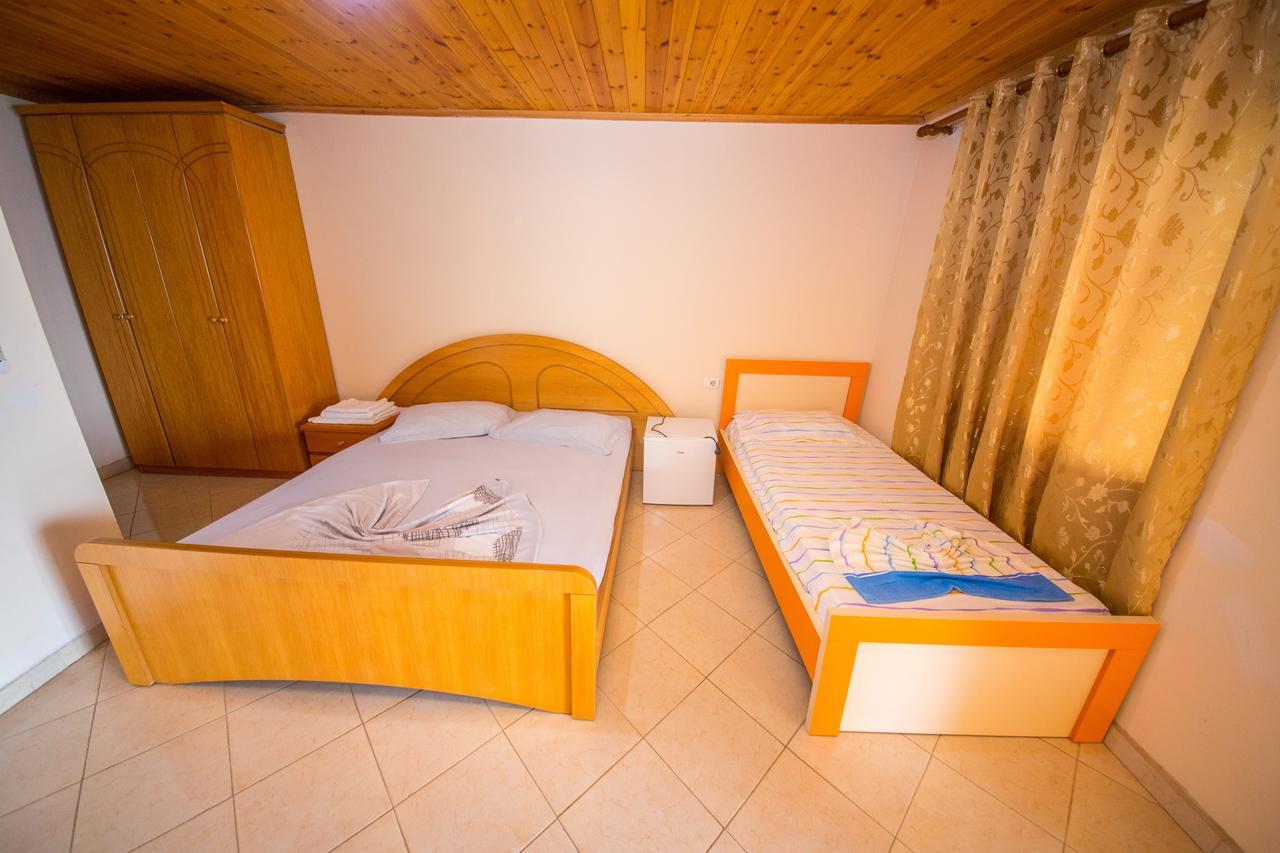 Isi Rooms Vlorë Esterno foto